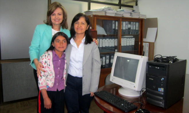 Colombia entrega Pentium 4 a Niña Pobre