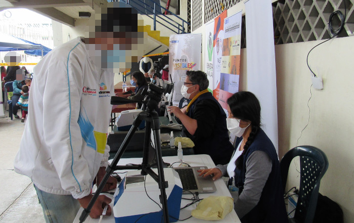 Migrante siendo atendido en jornadas de pre-registro biométrico y vacunación dirigidas a población migrante venezolana