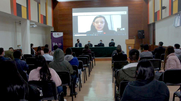 Actividad en auditorio organizada por la Subsecretaría de Turismo relacionada con capacitación en desarrollo web y marketing digital