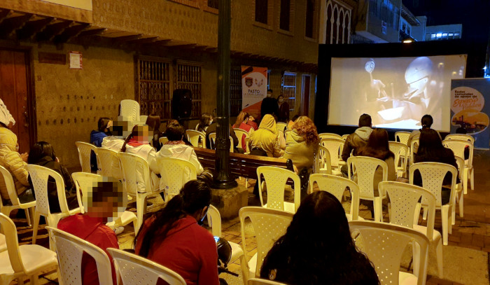 Personas participando de actividad Cine en Familia