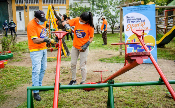 Personas realizando actividades de mejora en el parque del barrio El Progreso