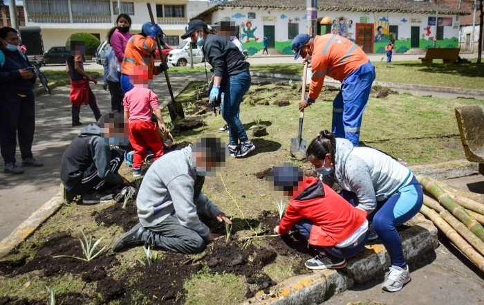 Personas participando de tareas de ornamentación en el corregimiento de Catambuco