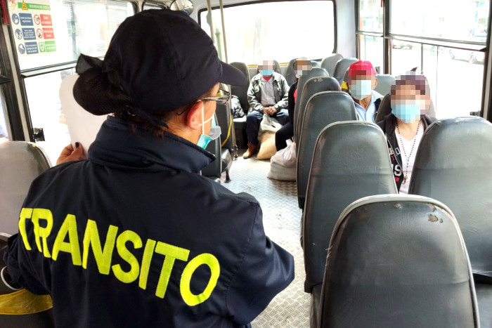 Agente de tránsito realizando activida de socialización con usuarios de transporte público