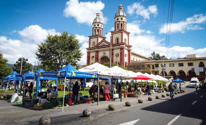 Vitrina económica rural en secto de Santiago