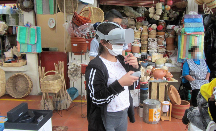 Persona usando gafas 3d en capacitación en plazas de mercado