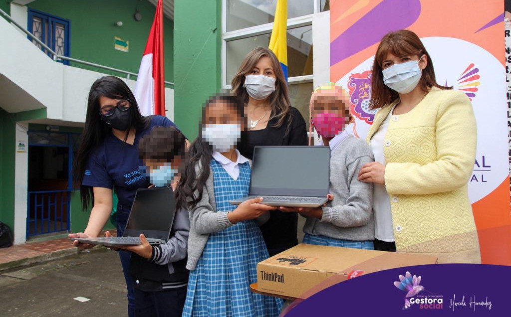 Gestora social en actividad con fundación Telefónica Movistar para fortalecen la infraestructura educativa tecnológica en zona rural del municipio