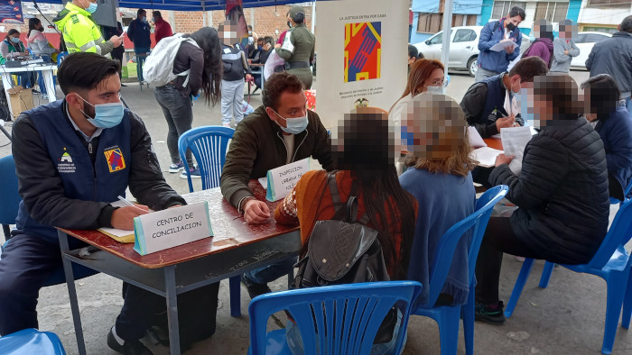 Personas siendo atendidas en actividad de Gobierno al Barrio