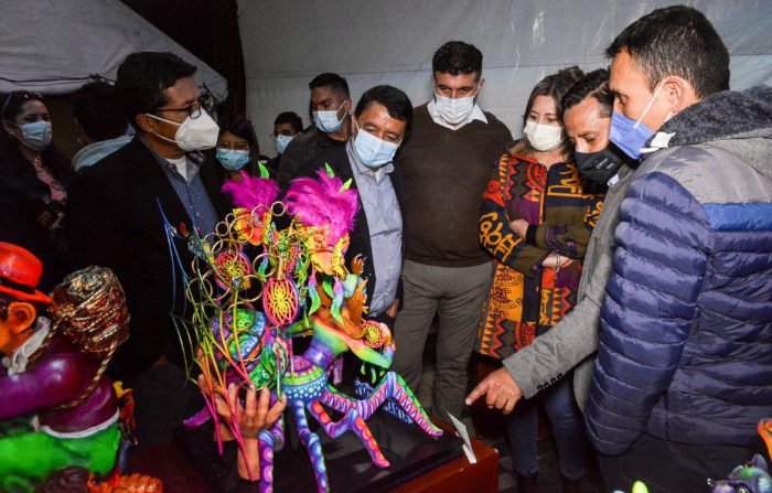 Alcalde de Pasto visitando exposición del Carnaval de Negros y Blancos