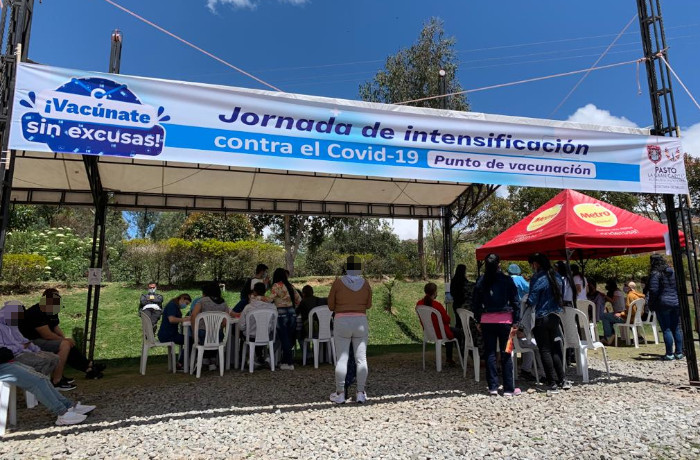 Personas esperando a ser vacunadas en jornada de intensificación de vacunación contra el COVID-19