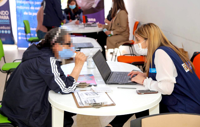 Persona siendo atendida en microferia de prosperidad social