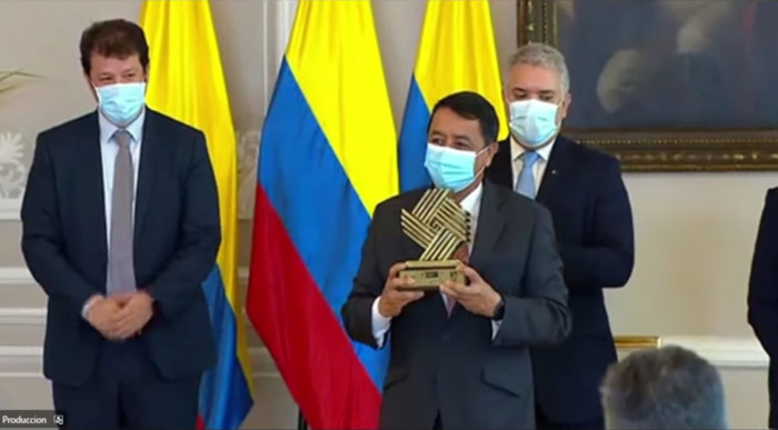 Alcalde de Pasto recibiendo Premio de Alta Gerencia
