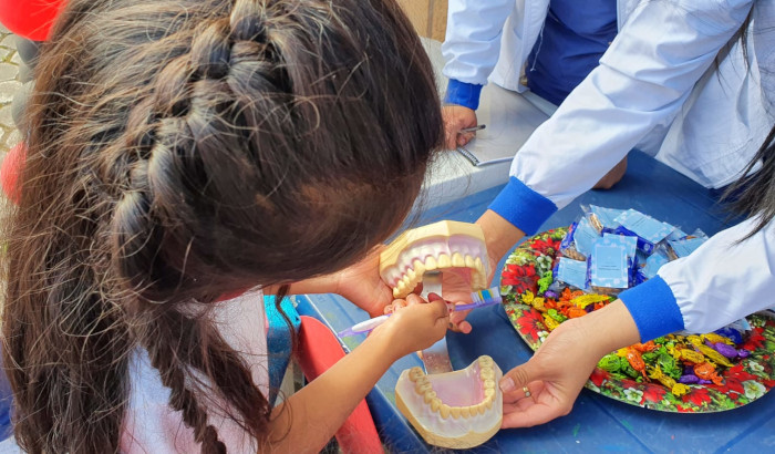 Niña participando en Semana de la Salud Bucal