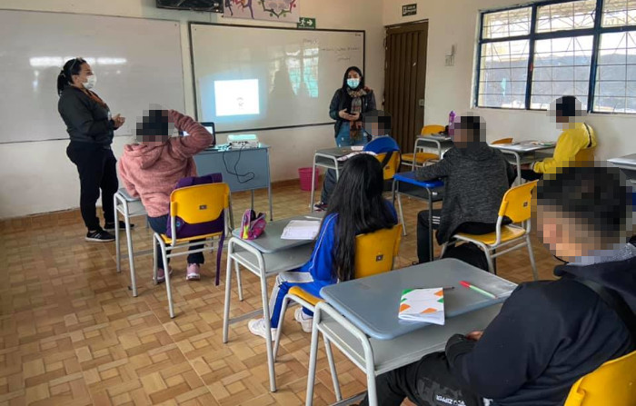 Jovenes en un saldón participando de Semilleros de Liderazgo