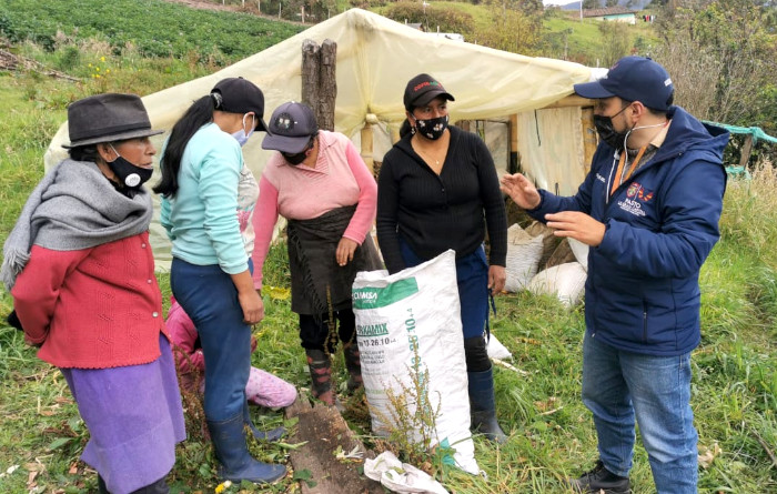 Agricultoras recibiendo orientación de pesonal de la Secretaría de Agricultura