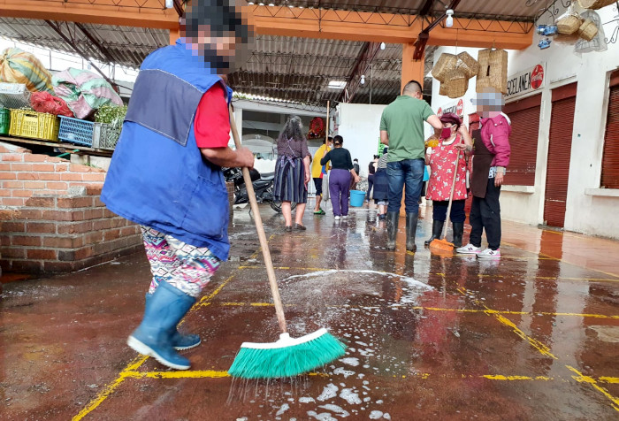 Personas haciendo aseo en plaza de mercado de Pasto