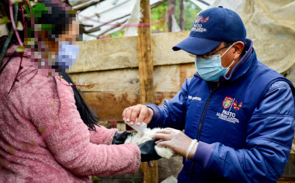 Personal aplicando desparacitación a especies menores