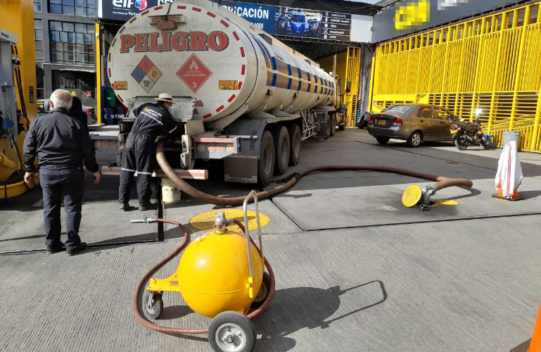 Carrotanque en estación de servicio de combustible