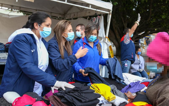 Personasa participando en la campaña Pies en la calle, corazón en el cielo