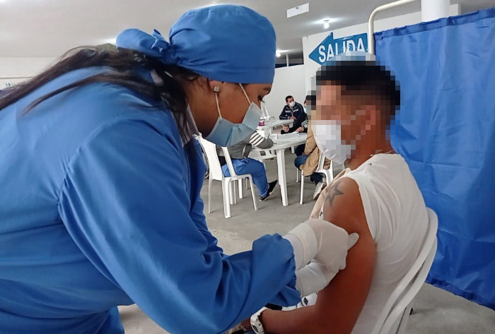 Persona siendo vacunado contra el Covid-19