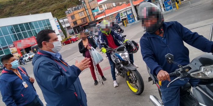 Actividad de sensibilización a usuarios en estaciones de servicio de combustible