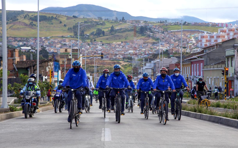 Personas participando de actividad ciclistica Urkubici
