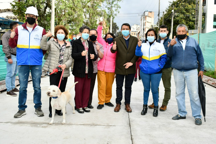Visita del Alcalde Germán Chamorro de la Rosa para verificar el avance de la obra que se ejecuta en la calle 18A entre carreras 41 y 43 en el barrio Pandiaco.