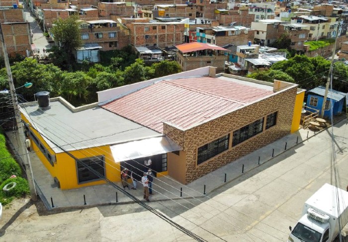 Visita del Alcalde Germán Chamorro de la Rosa y la Secretaría de Infraestructura y Valorización a las nuevas instalaciones del salón cultural del barrio Villas del Sol.