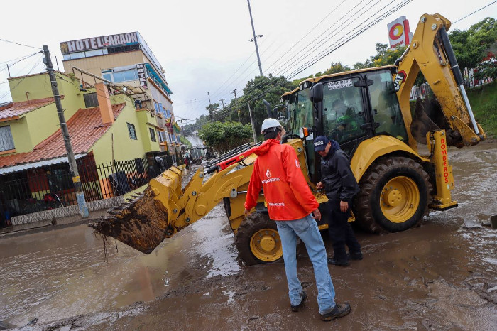 Atención de la emergencia ocasionada por las fuertes lluvias que se presentaron ayer en el municipio.