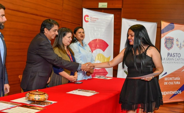 Entrega de certificados a 25 aprendices del proyecto Talleres-Escuela del Barniz de Pasto.