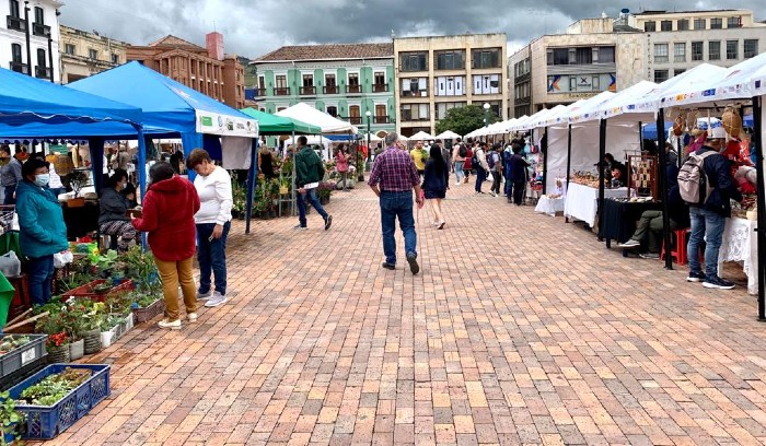 Apertura de la Feria de la Familia, evento organizado por la Secretaría de Desarrollo Económico donde participan más de 100 emprendimientos.