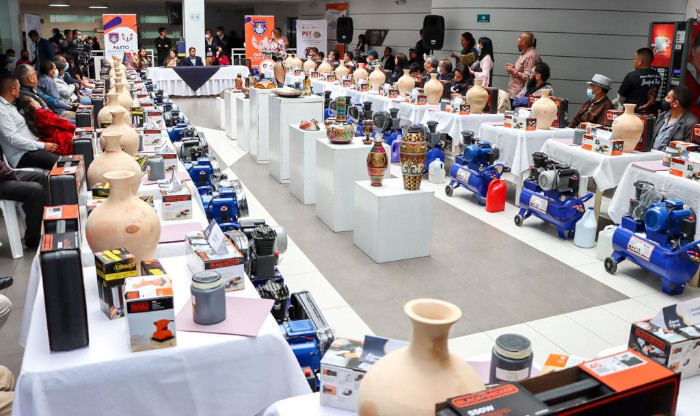 Entrega herramientas de trabajo a artesanos