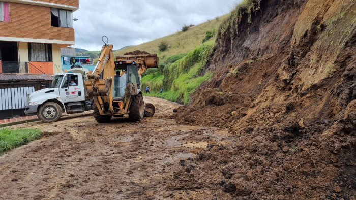 Remoción de tierra por deslizamiento en la vía principal del barrio Arnulfo Guerrero