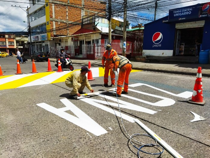 Labores de señalización y demarcación de vías que adelanta la Secretaría de Tránsito y Transporte de Pasto en diversos sectores de la ciudad.