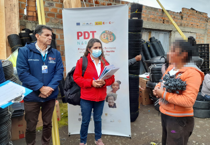 Entrega de materiales y elementos para obtener la certificación en Buenas Prácticas Agrícolas