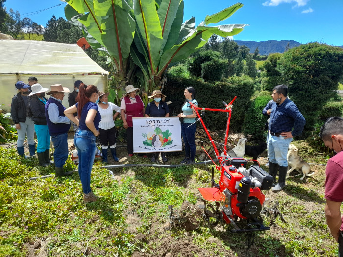 Entrega de monocultor a la Asociación Agropecuaria Horticuy del corregimiento de Buesaquillo para apoyar las labores de preparación del terreno y siembra de hortalizas.