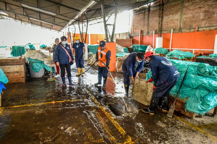 Jornadas de limpieza y organización en las plazas de mercado de Los Dos Puentes y El Tejar.