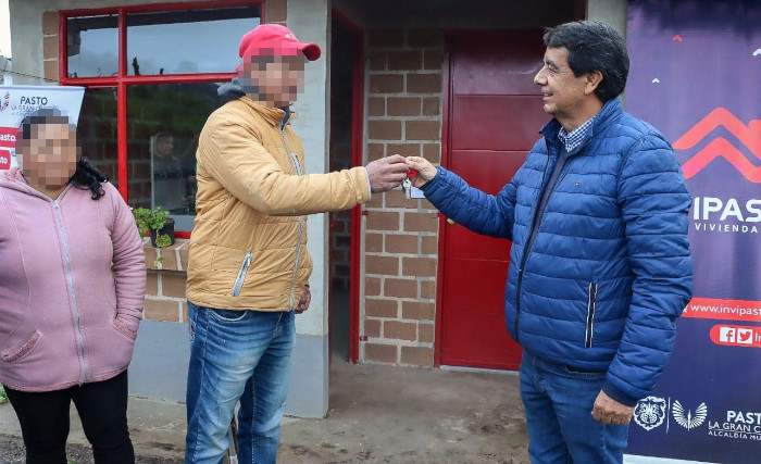 Entrega mejora de vivienda en El Socorro y Santa Bárbara
