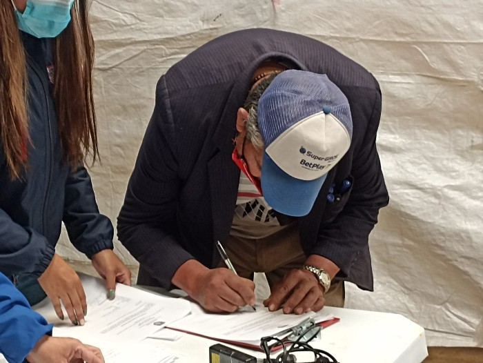 Entrega de resoluciones con nuevas nomenclaturas a usuarios del sector papas en la plaza de mercado El Potrerillo.