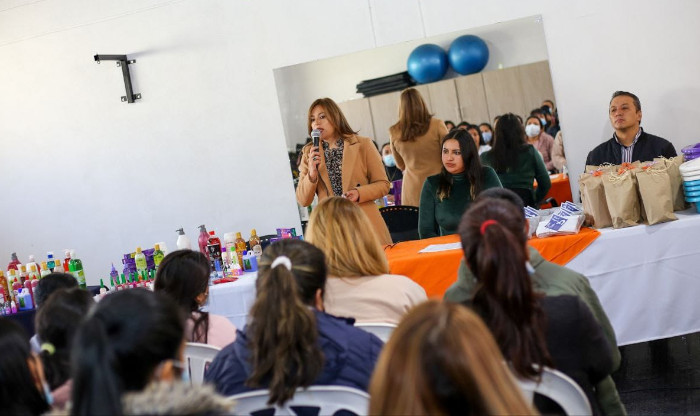 Capacitación beneficiarios de programas de la Secretaría de Bienestar Social en manicure, pedicure y peluquería
