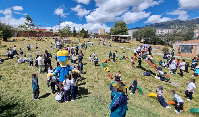 Entrega parque de juegos infantiles en la I.E.M. INEM