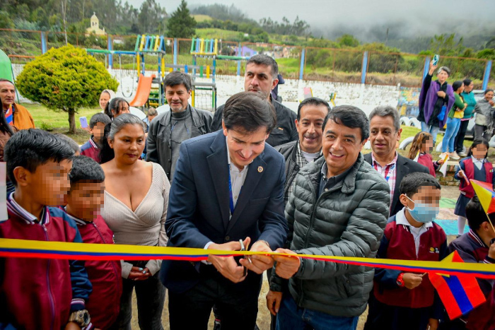 alcalde y secretario de educación inaugurando aulas de la iem ITSIM sede Mapachico