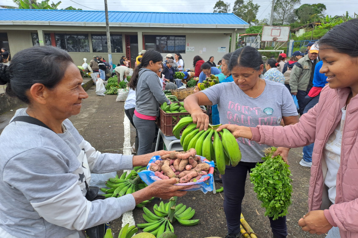 imagen mostrando intercambio de productos del campo