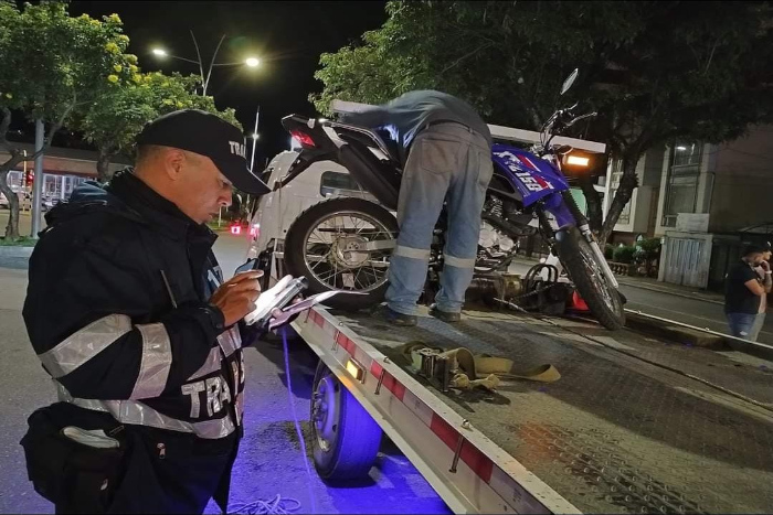 operativos en diferentes puntos de la ciudad para verificar que los conductores porten los documentos del vehículo al día