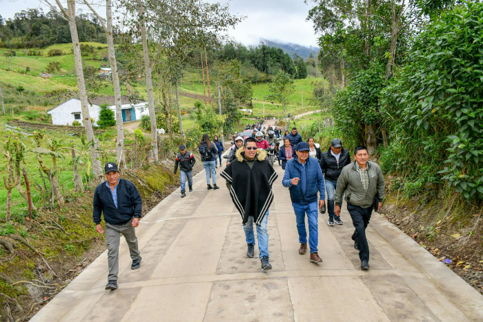 entrega una placa huella de 140 metros en la vereda El Carrizo