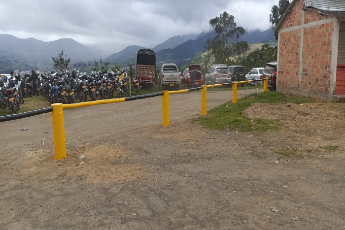 adecuaciones en la vía de acceso a la feria de ganado en Jongovito