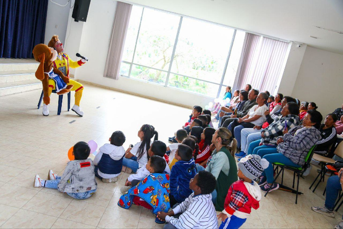 encuentro para conmemorar el Día de la Familia con los beneficiarios del programa ‘Recuperando Mi Hogar, Entorno Amable’