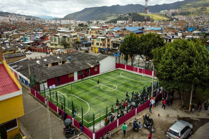 Alcalde de Pasto Germán Chamorro de la Rosa inauguró una cancha sintética en el barrio Miraflores y entregó la reposición de alcantarillado y el adoquinamiento de dos vías en el barrio San Albano