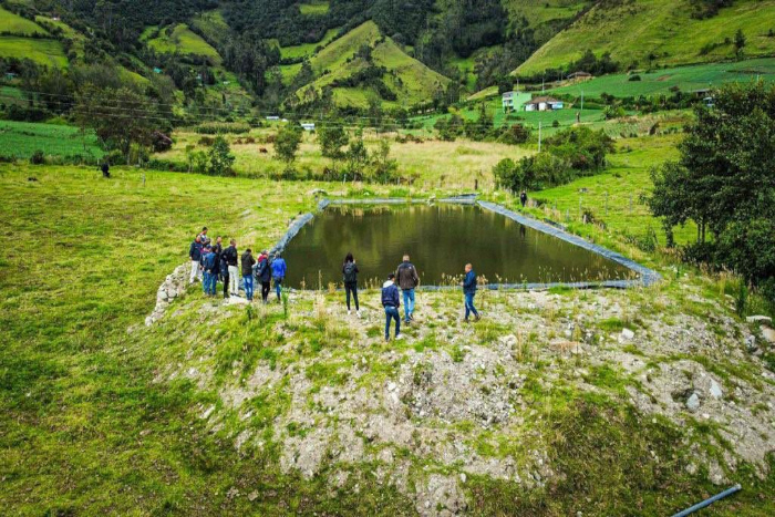 entrega de maquinaria, equipos de dotación y reservorios de agua