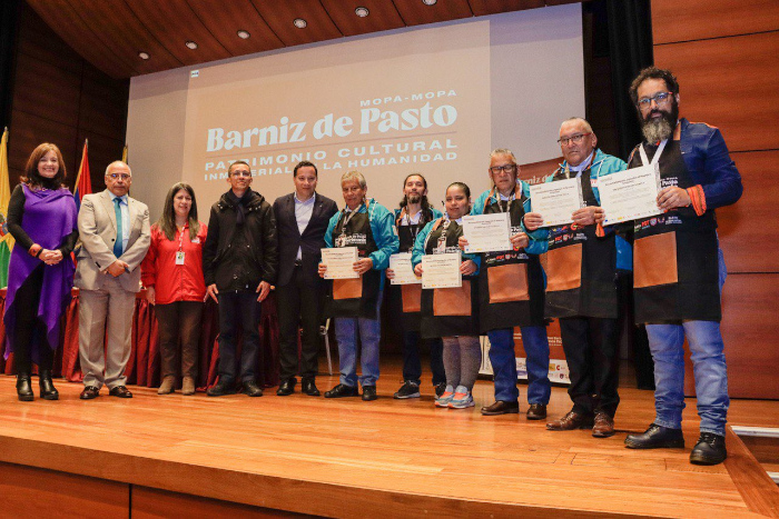 entrega de certificados de formación a 30 aprendices de la segunda fase del proyecto talleres-escuela del barniz de Pasto