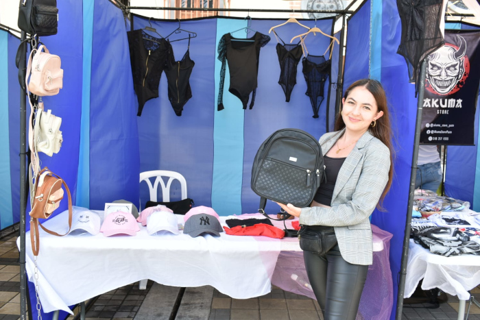 jovenes exponen sus productos e ideas de negocio